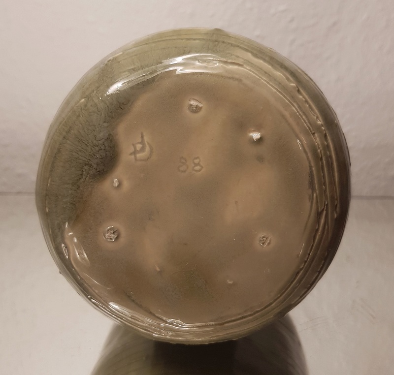 Vase contemporain décor incisé signé JD 88 à identifier 20171241