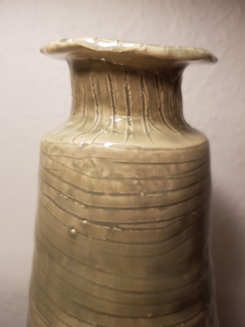 Vase contemporain décor incisé signé JD 88 à identifier 20171244