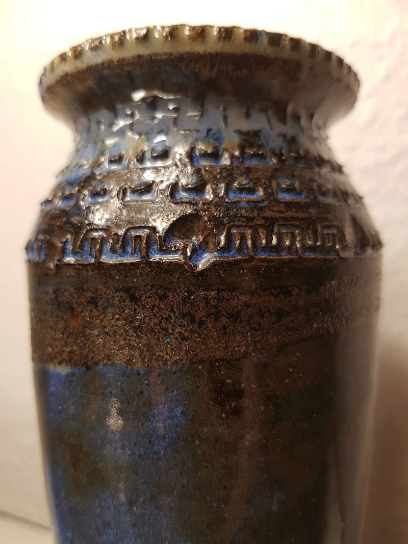 Vase en grès émaillé bleu col motifs incisés marque en creux à identifier 20171248