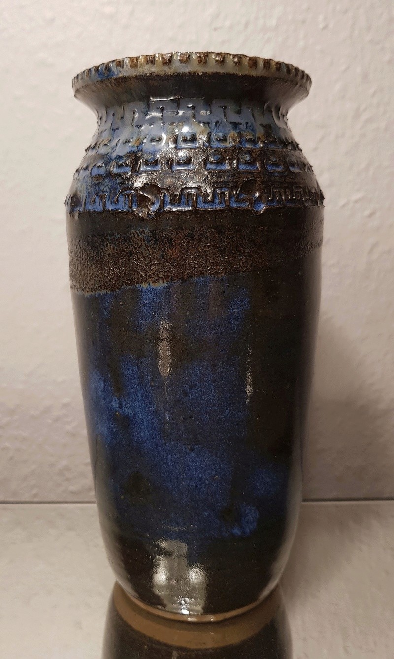 Vase en grès émaillé bleu col motifs incisés marque en creux à identifier 20171249