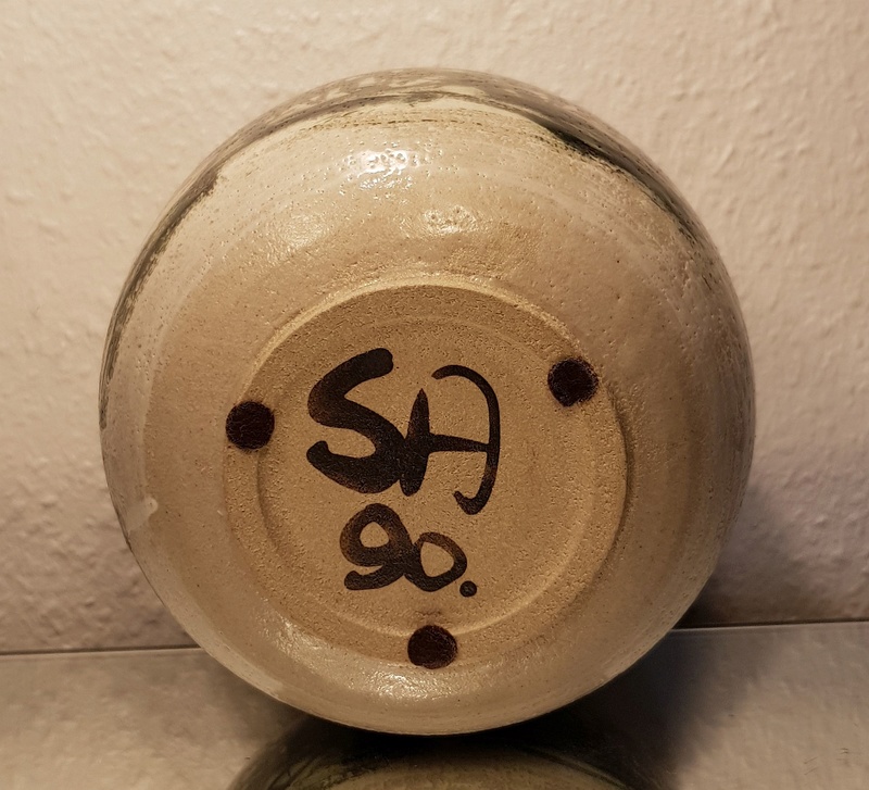 Vase boule Suisse 1990 ? graphismes noirs et bruns signé SA ? à identifier 20180347