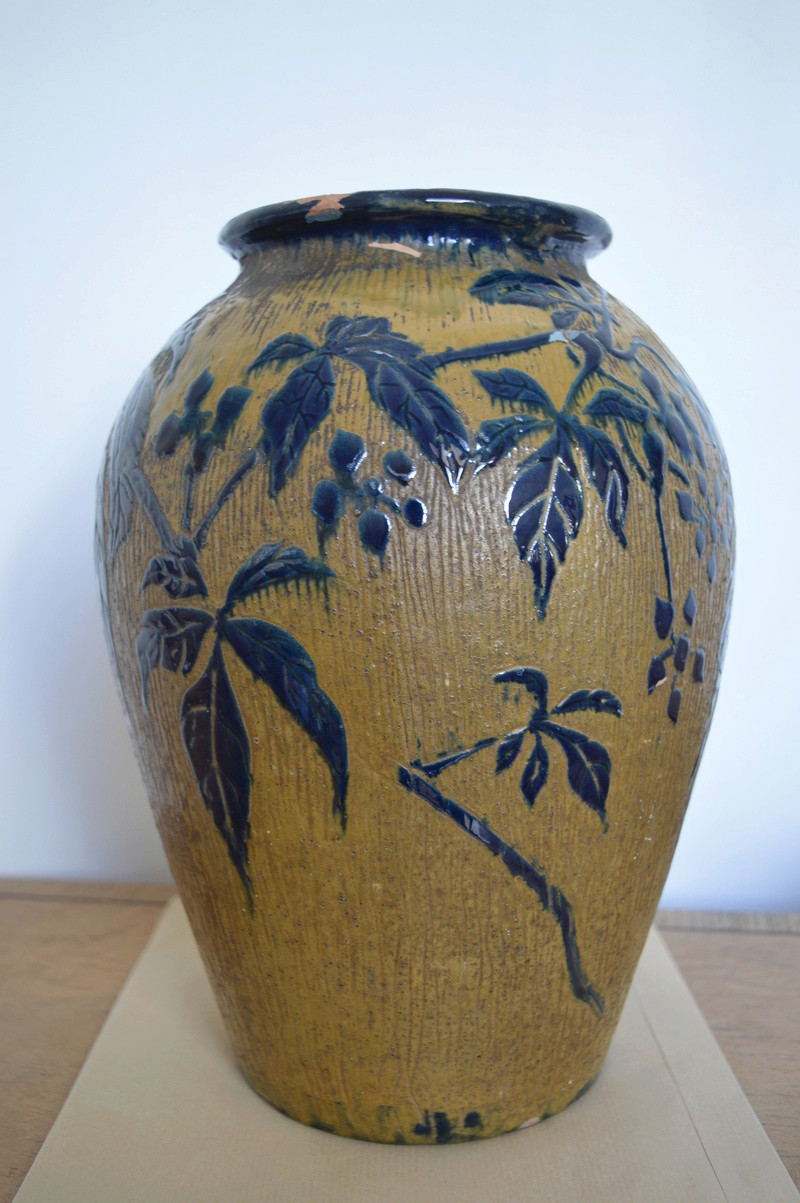 Vase décor vigne vierge en émail bleu sur fond jaune à identifier. Dsc_1639