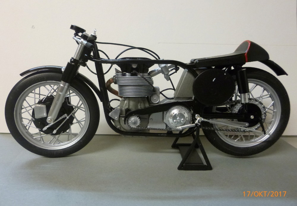 Fertig - Norton Manx 500cc Revell 1:9 gebaut von Millpet P1070644