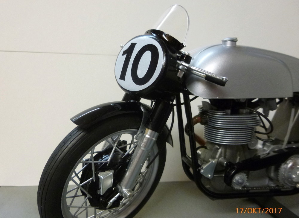 Fertig - Norton Manx 500cc Revell 1:9 gebaut von Millpet P1070651