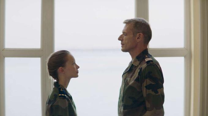 Le film d'Hélène Fillières décrit la relation ambiguë entre Lambert Wilson et Diane Rouxel dans un monde militaire très codifié. «Il leur a rappelé Crabe-tambour de Pierre Schoendoerffer»  Xvm6fc10