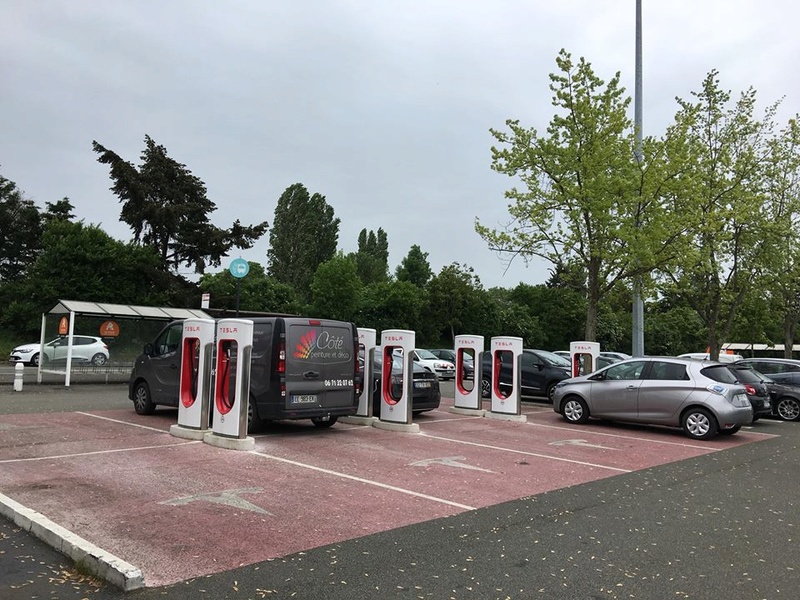 Un automobiliste sur une place de recharge I - Page 29 Lemans10