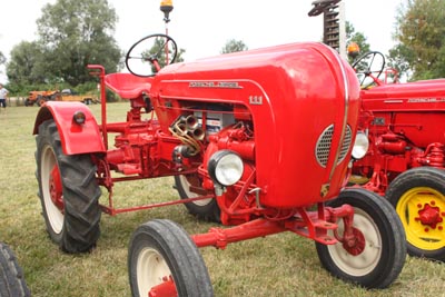 Des tracteurs à la pelle 8d1g8018