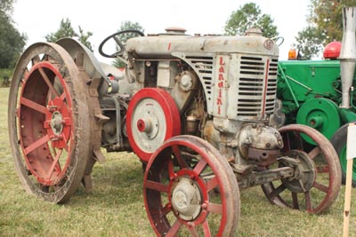 Des tracteurs à la pelle 8d1g8045