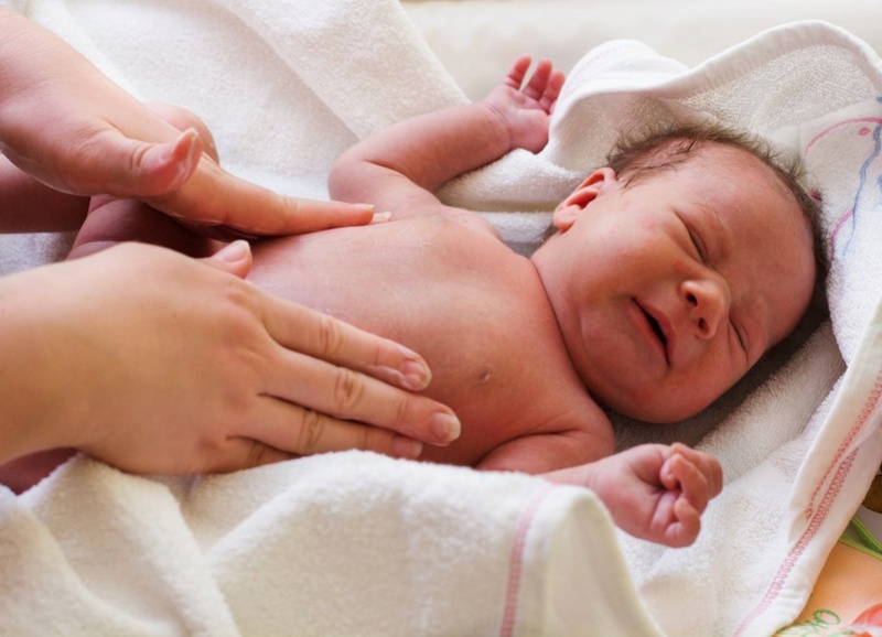 4 Dicas de massagens para aliviar as cólicas do Bebê  Colica10