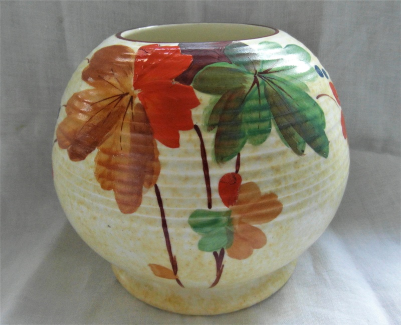 Claricey in form and decoration and yet not Clarice Cliff Sam_9310