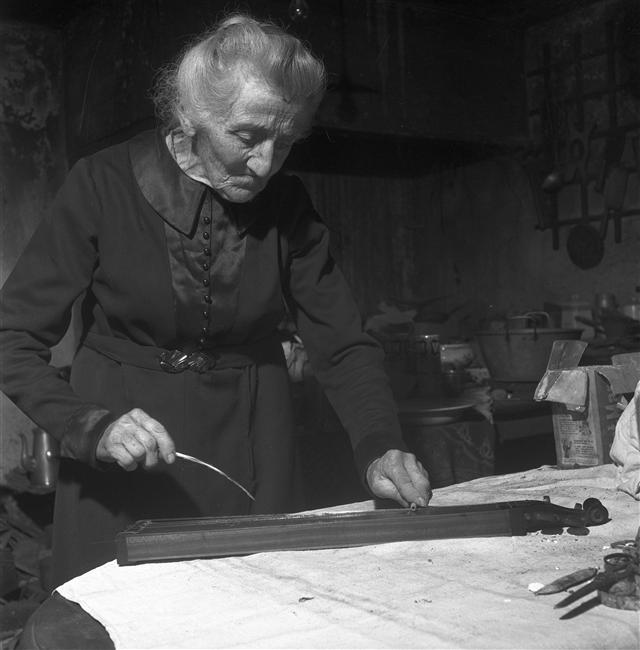 Cette femme joue avec un instrument de musique. Ins10