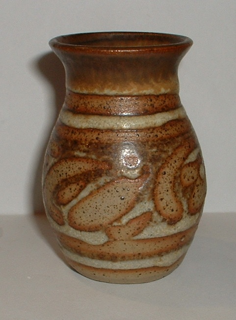 Small stoneware patterned vase CMc ? any ideas Dscf0014