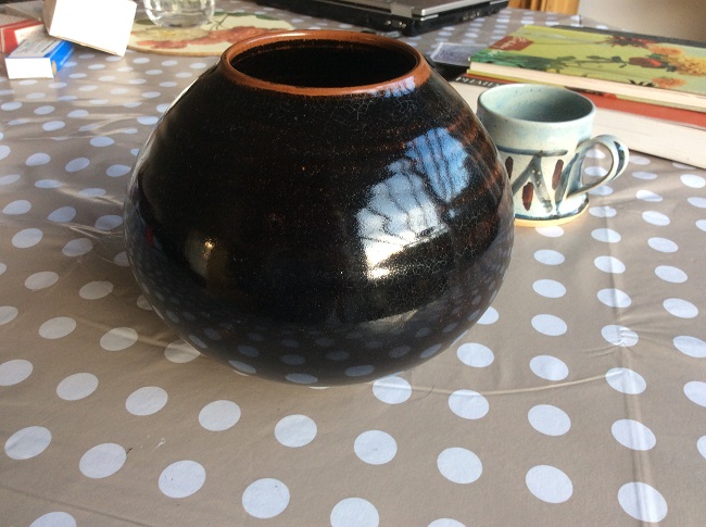 ID studio pottery mark, Cross mark with dots Img_1611