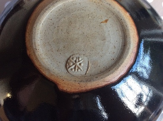 ID studio pottery mark, Cross mark with dots Img_1612