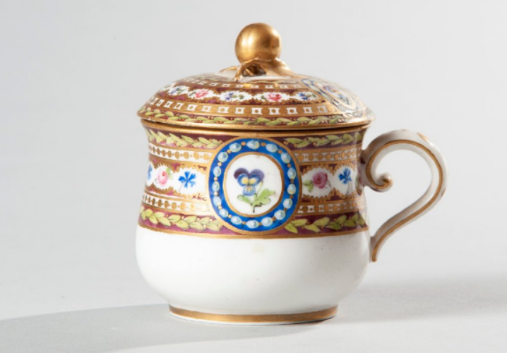 riche - Service en porcelaine de Sèvres "à décor riche en couleurs et riche en or" de Marie-Antoinette Captu100