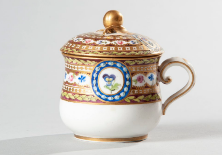 service - Service en porcelaine de Sèvres "à décor riche en couleurs et riche en or" de Marie-Antoinette Captu100