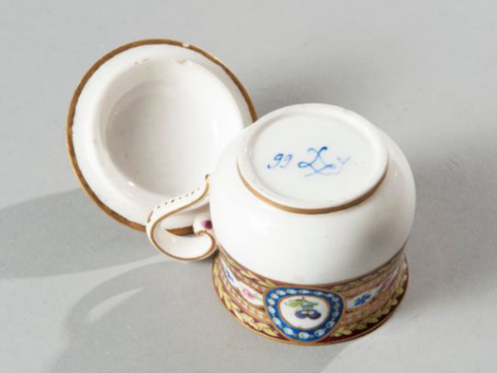 Service en porcelaine de Sèvres "à décor riche en couleurs et riche en or" de Marie-Antoinette Captu101