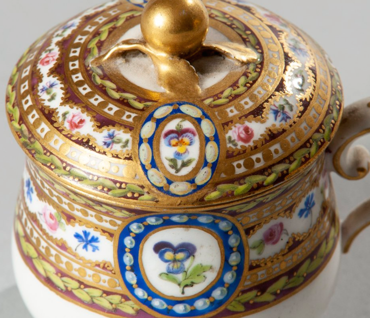 Service en porcelaine de Sèvres "à décor riche en couleurs et riche en or" de Marie-Antoinette Marie_11