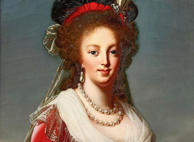 Marie-Antoinette en buste, robe rouge et toque, par et d'après Elisabeth Vigée Le Brun  Marie_38