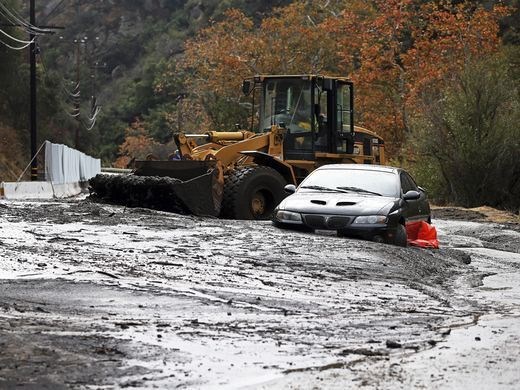 California: Dòng sông bùn ập tới, ít nhất 13 người chết ... A348