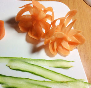 Làm đẹp đĩa thức ăn từ 'hoa' cà rốt ... A53
