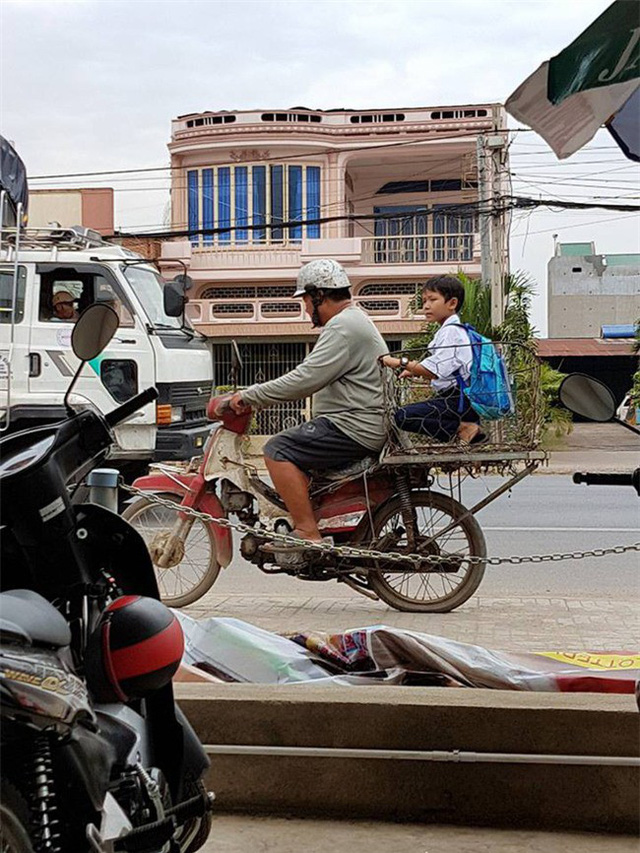 Hình ảnh cha chở con đi học trên chiếc xe hàng, ai cũng phải rưng rưng nước mắt ... Aa35