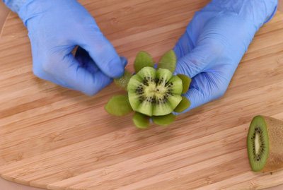  5 Phút cắt tỉa kiwi thành bông hoa sắc xanh thật đẹp ... B20