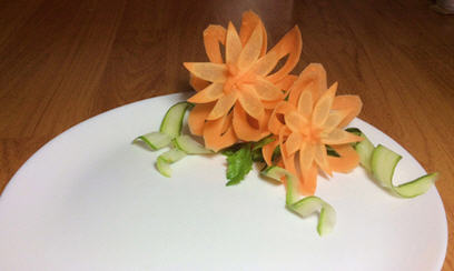 Làm đẹp đĩa thức ăn từ 'hoa' cà rốt ... C18