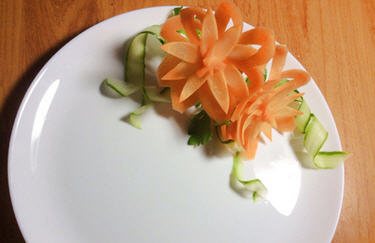 Làm đẹp đĩa thức ăn từ 'hoa' cà rốt ... C20