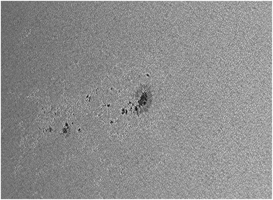 Soleil en lumière blanche : AR2706 au C8 vers 9h45TU Soleil15