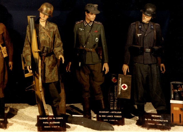 Musée mémorial de la bataille de Normandie à BAYEUX en 1986 Paras_10