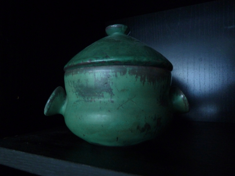 Voici un pot couvert vert avec un petit truc marqué dessous P1210110