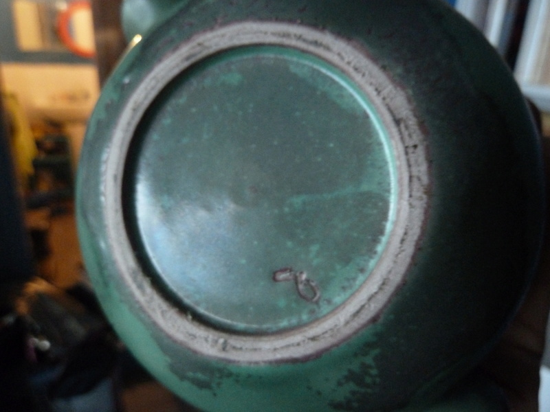 Voici un pot couvert vert avec un petit truc marqué dessous P1210111