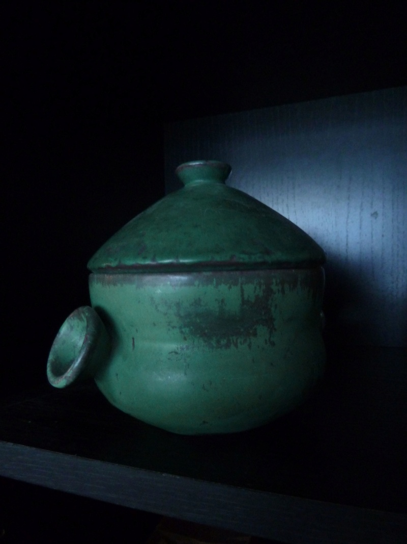 Voici un pot couvert vert avec un petit truc marqué dessous Pot_co10