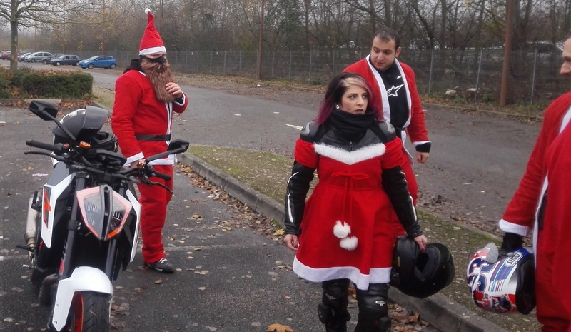CR Ride des Pères Noël départ Maule 78 par l'asso Bad Riders Costum11