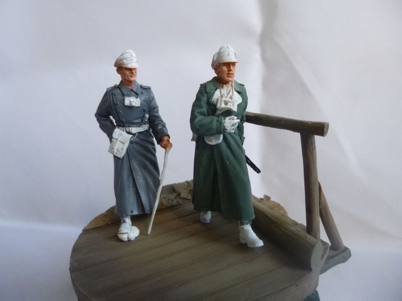 Traversée d'un fleuve en Russie -2 officiers allemands traversant un pont: Jaguar résine 1/35 P1030742