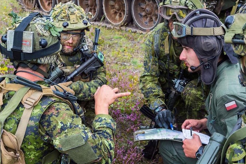 Les forces canadiennes en Estonie - et en relève  18011311