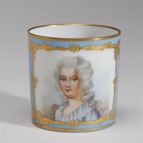 Représentations de Marie Antoinette sur vases, tasses et autres contenants H0071-10