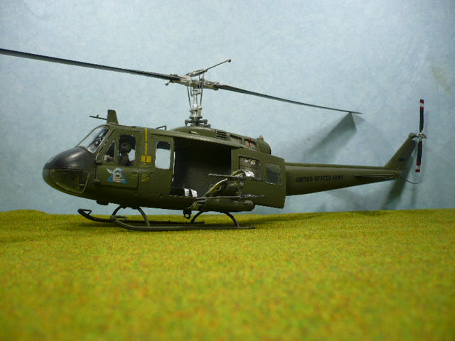 Bell UH 1D Huey revell 32e - Page 2 P1150316