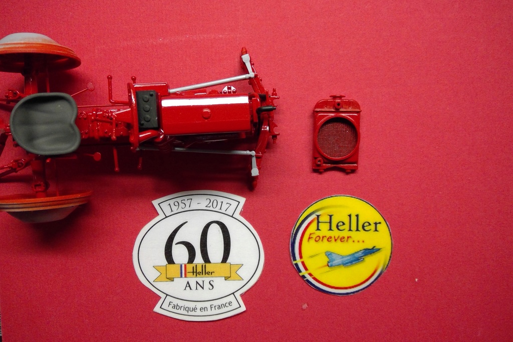 81401 - FERGUSON TE 20 - FF 30 Réf 81401 1/24ème Helle102