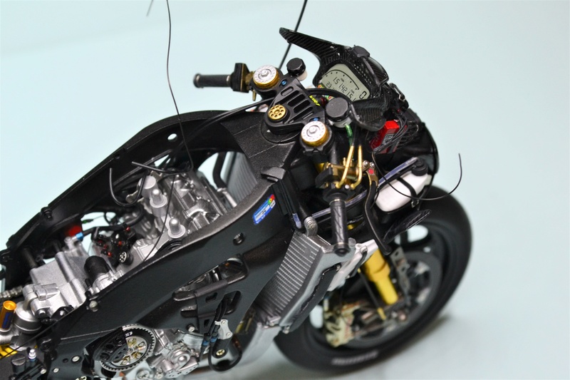 YAMAHA M1 2009 ESTORIL EDITION TAMIYA 1/12 - Page 3 Olo11