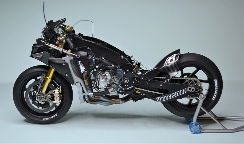 YAMAHA M1 2009 ESTORIL EDITION TAMIYA 1/12 - Page 3 Tyt11