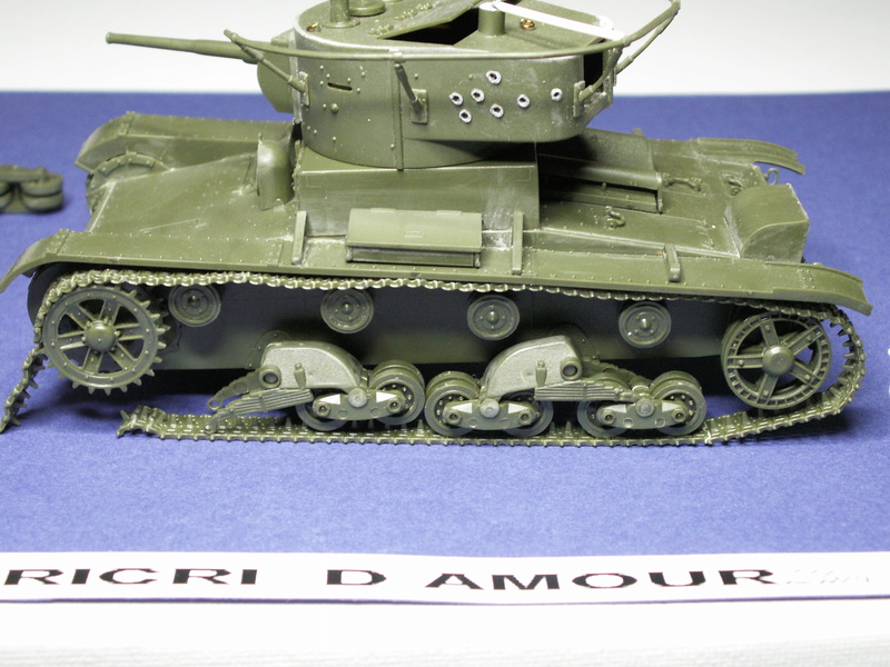  deux chars russes le light tank t-26 et le lourd kv-2 de Zvezda au 1:35 Pict1019