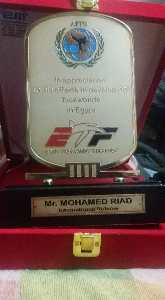 تكريم الحكم الدولي الأولمبي د/ محمد رياض من الاتحاد المصرى والافريقي للتايكوندو عام 2016 M0210