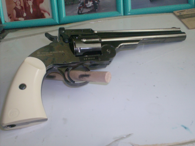    Le magnifique Smith and Wesson " Schofield " airgun de chez ASG en 4,5 mm  Mon_sm10