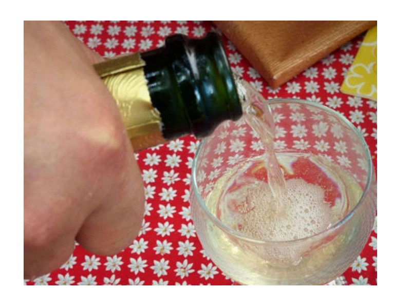 Une cuiller dans le goulot de la bouteille conserve les bulles de champagne ? Sans_617