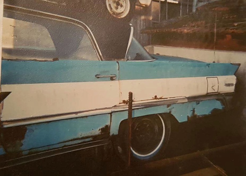 La Lincoln 1958 bleu de Livron sur Drome en enseigne avec une Vespa 400 sur le toit!!!! 27458910