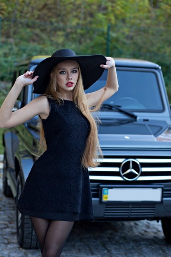 Jolies filles + mercedes ! - Page 2 Un_cla12