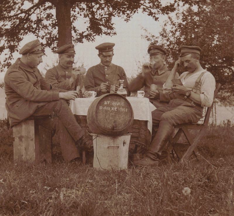 Les tasses patriotiques "réglementaires"  - Page 2 10-10-11