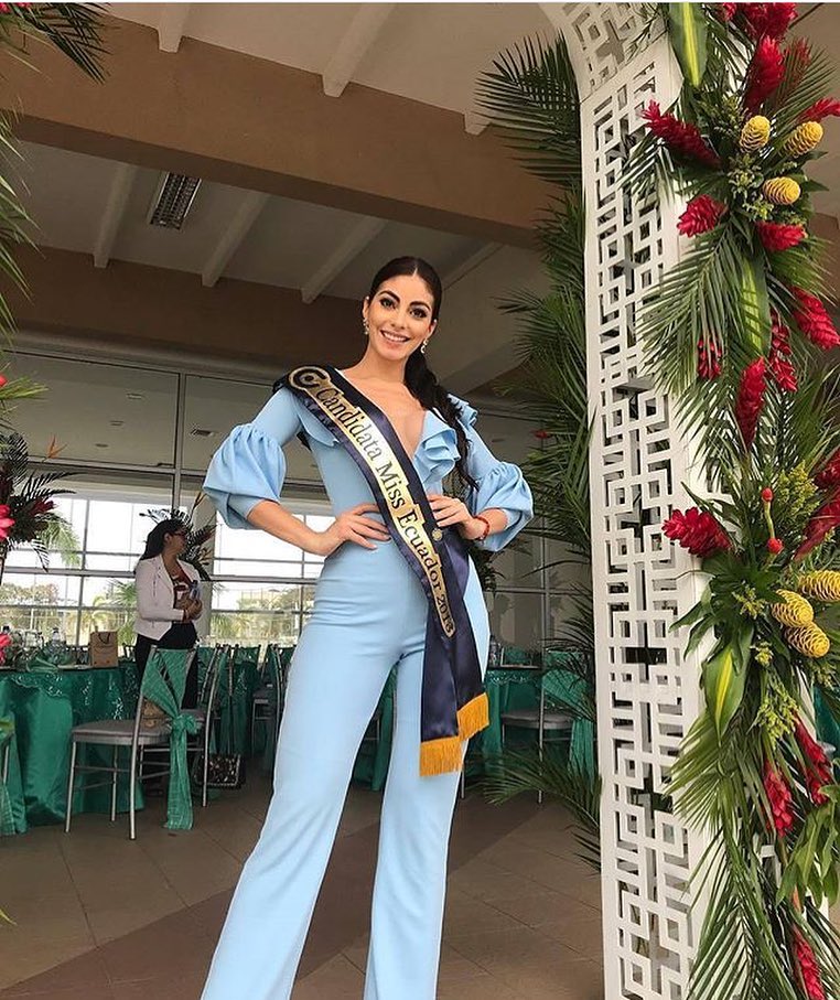 3 candidatas de diferentes paises, q havia participado de miss world de diferentes anos. haora, todas 3 tratando de ir a miss universe 2018. 27573711